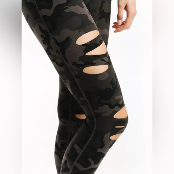 ZYIA Active Forest Camo Slashed Luxe Hi-Rise Leggings, Size 6-8 - Picture 3 of 11